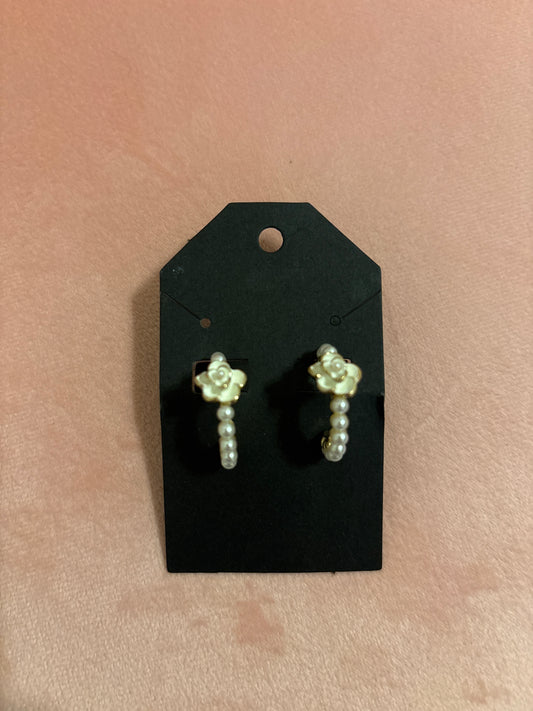 Flower pearl hoop earring
